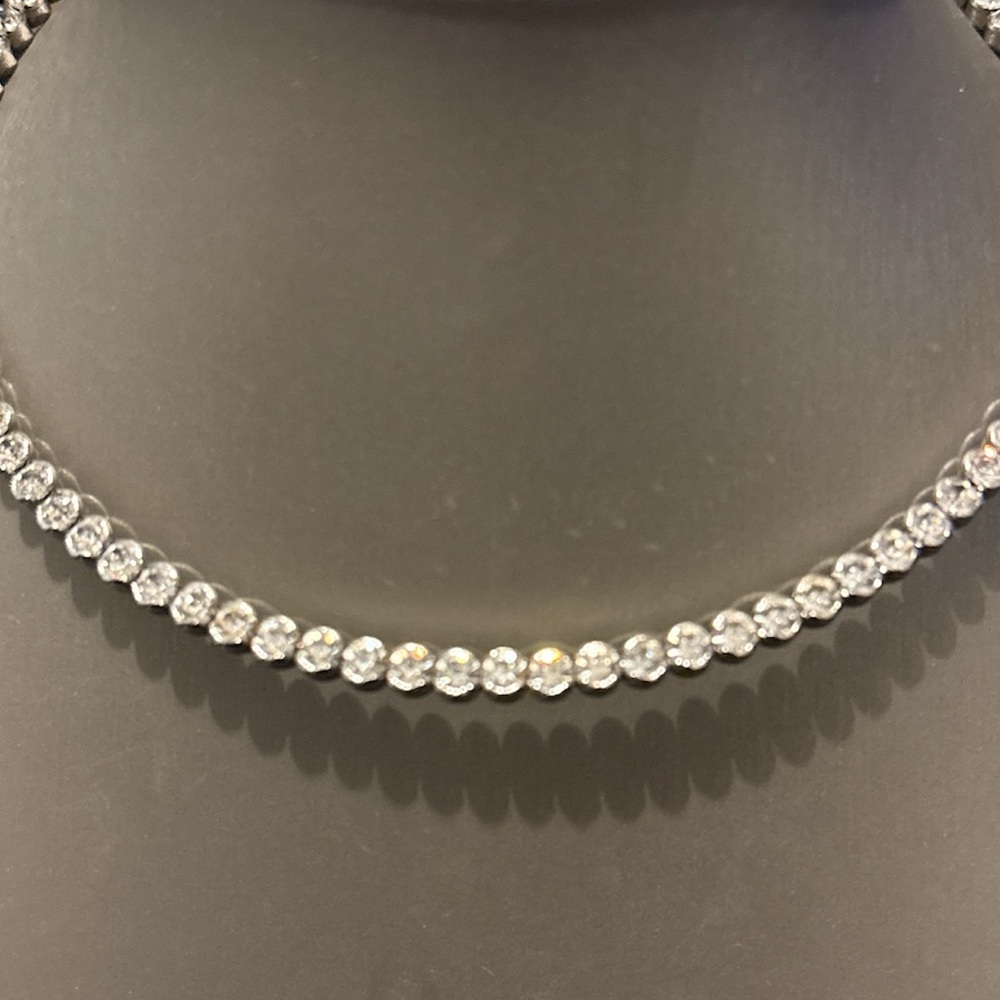 Elegant Silver Flex Choker Necklace with Cubic Zirconia Crystals - Picture 10 of 11